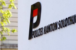 Ce n'est que sous la menace d'une arme que la police a pu arrêter un voleur de voiture présumé sur l'autoroute A1 près de Härkingen. (Image symbolique)